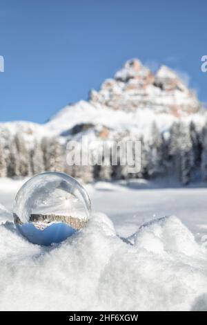 Tre cime di Lavaredo, Dolomites, vu à travers une boule de cristal en hiver, paysage enneigé, Auronzo di Cadore, Belluno, Vénétie,Italie Banque D'Images