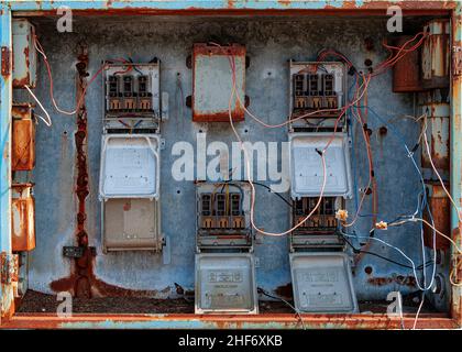 Une boîte à fusibles cassée d'un site industriel abandonné. Banque D'Images