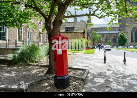 Durham, Royaume-Uni - 14th juillet 2019 : boîte postale rouge traditionnelle qui se trouve dans la cathédrale et le château du centre-ville de Durham, autour de l'université historique Banque D'Images