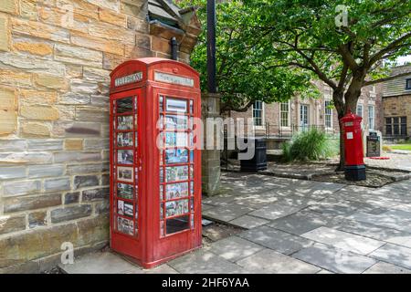 Boîte téléphonique rouge britannique traditionnelle et boîte postale à la cathédrale de Durham, près des bâtiments de l'université et du château de Durham dans le centre-ville Banque D'Images