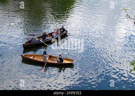 14th juillet 2019 - Durham, Angleterre, Royaume-Uni : les habitants et les touristes profitent du soleil sur la rivière Wear au centre-ville de Durham.Populaire pour Durham Banque D'Images