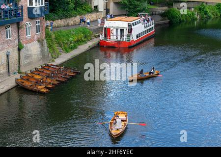 14th juillet 2019 - Durham, Angleterre, Royaume-Uni : les habitants et les touristes profitent du soleil sur la rivière Wear au centre-ville de Durham.Populaire pour Durham Banque D'Images