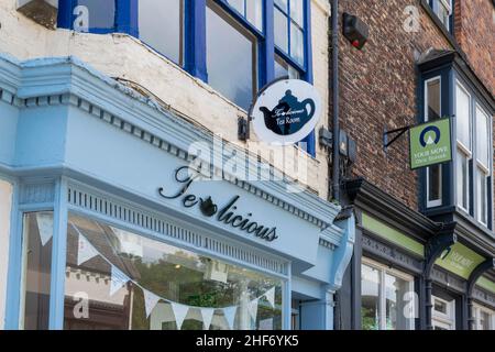 14th juillet 2019 - Durham, Angleterre, Royaume-Uni : la façade extérieure des Teaicious Tearooms indépendants sur le pont Elevt, au bord de la rivière, Durham.Offre AFT Banque D'Images