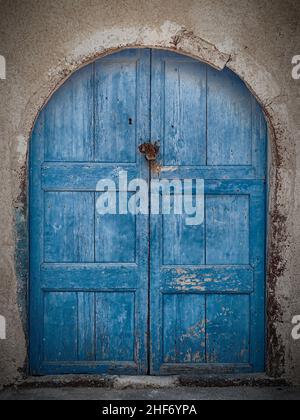 Une porte voûtée bleu sur l'île grecque de santorini. Banque D'Images