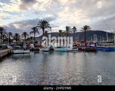 Bateaux de pêche dans la marina.Ambiance nocturne sur la côte sud de la France. Banque D'Images