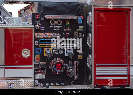 Le tableau de commande d'un camion de pompiers avec manomètres industriels, instruments de mesure, pièces et valves avec boutons d'alarme pour la lutte contre l'incendie. Banque D'Images