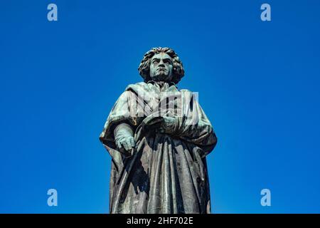 Monument Beethoven sur Münsterplatz, devant l'ancien bureau de poste principal, Bonn, vallée du Rhin, Rhénanie-du-Nord-Westphalie, Allemagne Banque D'Images