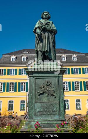 Monument Beethoven sur Münsterplatz, devant l'ancien bureau de poste principal, Bonn, vallée du Rhin, Rhénanie-du-Nord-Westphalie, Allemagne Banque D'Images