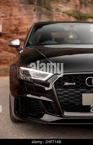 Une Panther Black 2018 Audi RS3 à hayon avec jantes en alliage diamant et étriers de frein RS rouges lors D'Une journée ensoleillée. Banque D'Images