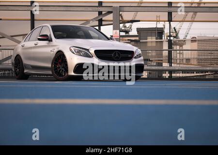 Le devant D'Une berline 2015 Satin Silver Mercedes Benz C63s AMG Edition 1 dans Un parking à plusieurs étages à Manchester Banque D'Images