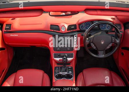 Un Maserati GranCabrio 2011 avec intérieur en cuir rouge et volant multifonction noir avec le toit abaissé lors D'Une journée ensoleillée à Manchester Banque D'Images