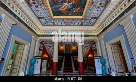 Grèce, Iles grecques, Iles Ioniennes, Corfou, Achilleion,plafond et peintures murales dans le bâtiment principal, l'entrée, l'escalier extérieur, les piliers, le plafond à cercueils peints Banque D'Images