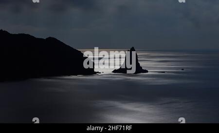 Grèce, Iles grecques, Iles Ioniennes, Corfou, côte ouest,Agios Gordios, prise de vue de nuit, pleine lune, rochers, Ortholithos,Côte d'Agios Gordios avec la roche offshore Ortholithos, clair de lune sur la mer, côte rocheuse gauche, ciel bleu nuit Banque D'Images