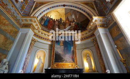 Grèce, Iles grecques, Iles Ioniennes, Corfou, Achilleion,peintures murales et au plafond dans le bâtiment principal, vue grand angle depuis l'avant depuis le dessous, colonnes rectangulaires à gauche et à droite, au-dessus de la voûte peinte, y compris une grande photo de saints Banque D'Images