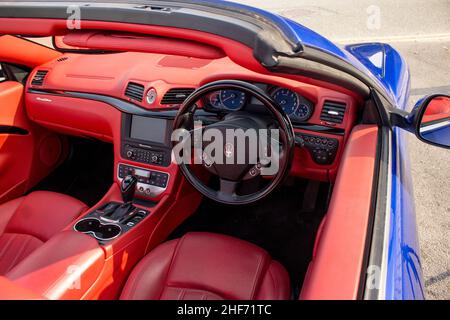 Un Maserati GranCabrio 2011 avec intérieur en cuir rouge et volant multifonction noir avec le toit abaissé lors D'Une journée ensoleillée à Manchester Banque D'Images