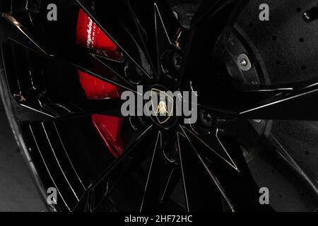 La roue avant en alliage noir brillant avec cache-moyeux Lamborghini et freins carbone-céramique sur Un vus Lamborghini Urus 2020 avec étalonnage de frein Red Lamborghini Banque D'Images