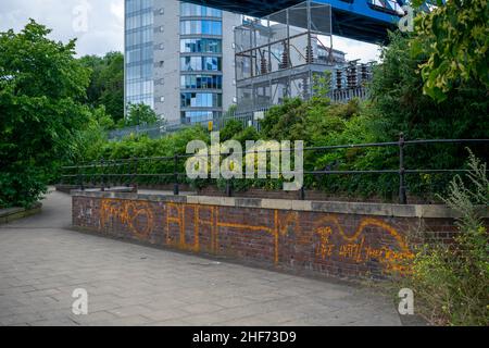 Newcastle, Royaume-Uni - 7th juillet 2019 : mur Graffiti le long du bord de la rivière dans le centre-ville de Newcastle.Promenade populaire le long de la rivière Tyne pour les habitants et les touristes o Banque D'Images