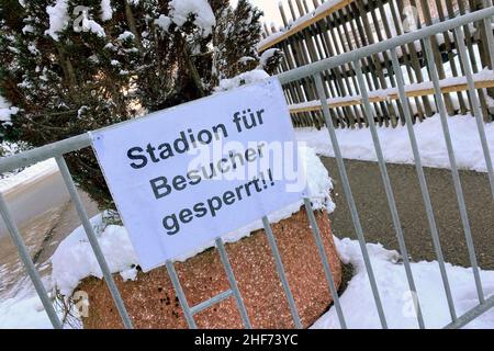 Panneau, avis à l'entrée de la Chiemgau Arena.Stade fermé aux visiteurs !Coupe du monde de biathlon de l'IBU 10 km de sprint masculin le 13 janvier 2022 à Ruhpolding, saison 2021/22. Banque D'Images