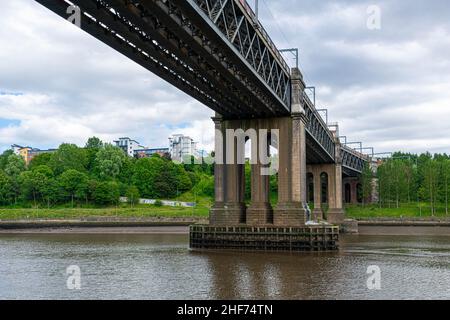 Newcastle, Royaume-Uni - 7 juillet 2019 : le pont du roi Edward VII traverse la rivière Tyne entre Newcastle et Gateshead.Le pont est classé Grade II structure desc Banque D'Images