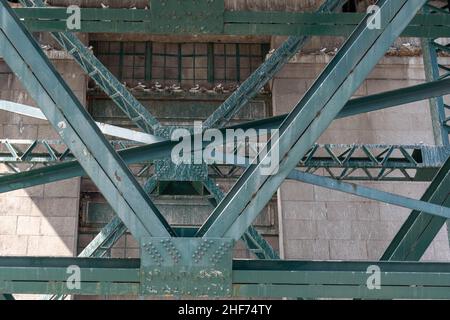 Newcastle, Royaume-Uni - 7 juillet 2019 : sous le pont Tyne, pont traversant la rivière Tyne, dans le nord-est de l'Angleterre, reliant Newcastle à Ty Banque D'Images