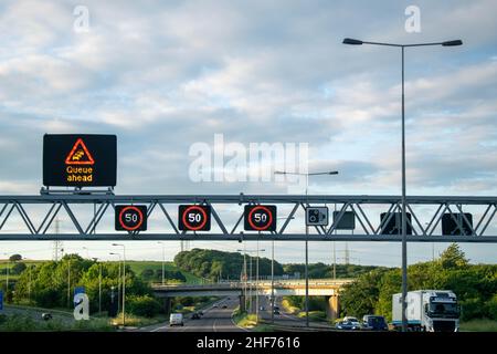 Royaume-Uni - 19th juin 2019: Limitation de vitesse variable: Une restriction flexible sur la vitesse à laquelle les automobilistes peuvent conduire sur un tronçon de route.La vitesse li Banque D'Images