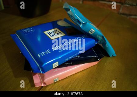 Durham, Royaume-Uni - 29th mai 2019 : empilez les barres de chocolat Ritter Sport, variété colorée 100g, fraise, praline, chocolat au lait fin et lait alpin va Banque D'Images