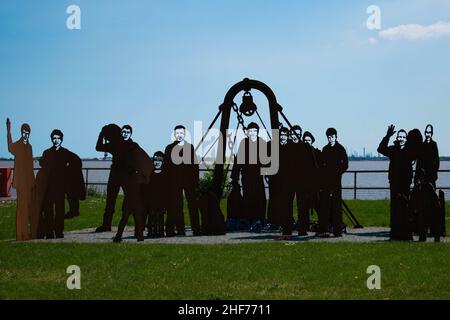 The Memorial to Hull’s Lost Trawlermen, St Andrews Quay Retail Park, Hessle, Hull, Grande-Bretagne, Royaume-Uni. Espace pour la copie de texte Banque D'Images