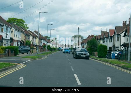ars en voiture sur Anlaby Park Road North à Anlaby, Kingston sur Hull. Les conducteurs doivent continuer à se déplacer dans les rues étroites pour laisser passer les véhicules Banque D'Images