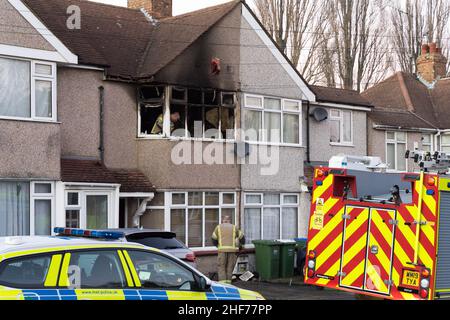 Bexley, Londres, Royaume-Uni, 14 janvier 2022.Quatre pompiers et 25 pompiers ont été appelés à un feu de maison de deux étages à mi-terrasse sur l'avenue Dorchester à Bexley.Des pompiers de Sidcup, Bexley et Erith ont assisté à la scène.Credit: Xu Bao/Alay Live News Banque D'Images