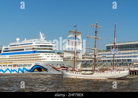 Bateau à voile Artemis devant le bateau de croisière AIDAsol pour l'anniversaire du port de Hambourg, Altona, ville hanséatique de Hambourg, Allemagne Banque D'Images