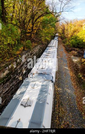 Vue en hauteur du train de marchandises passant par les voies ferrées à travers Philadelphie, Pennsylvanie, États-Unis Banque D'Images