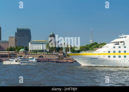 Bateau de croisière MS Hamburg devant le Landungsbrücken St. Pauli, anniversaire du port de Hambourg, St. Pauli, ville hanséatique de Hambourg, Allemagne Banque D'Images