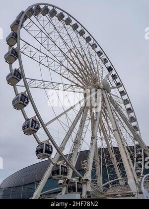 La roue de Liverpool est une installation de grande roue transportable sur le front de mer de Keel Wharf de la rivière Mersey également connue sous le nom de roue Echo. Banque D'Images