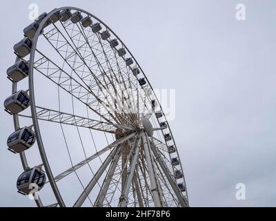 La roue de Liverpool est une installation de grande roue transportable sur le front de mer de Keel Wharf de la rivière Mersey également connue sous le nom de roue Echo. Banque D'Images