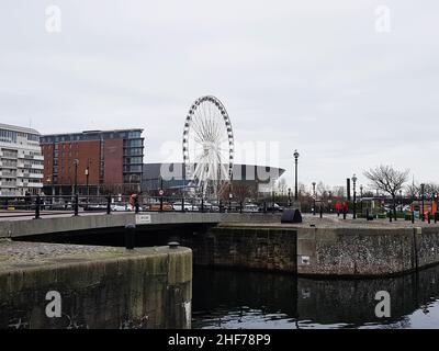 La roue de Liverpool est une installation de grande roue transportable sur le front de mer de Keel Wharf de la rivière Mersey également connue sous le nom de roue Echo. Banque D'Images