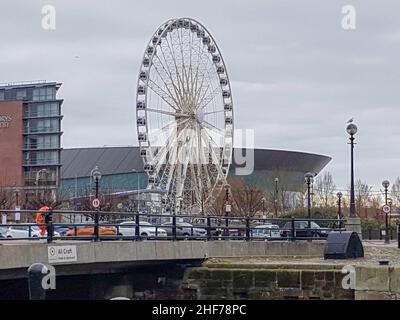 La roue de Liverpool est une installation de grande roue transportable sur le front de mer de Keel Wharf de la rivière Mersey également connue sous le nom de roue Echo. Banque D'Images