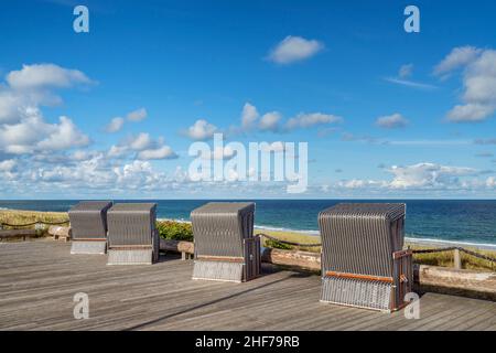 Chaises de plage sur la promenade au-dessus de la mer, Wenningstedt, Ile de Sylt, Schleswig-Holstein, Allemagne Banque D'Images