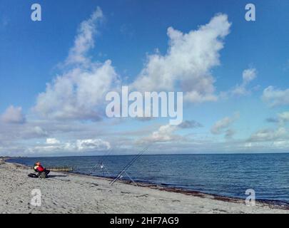 Plage Baltique avec pêcheurs à la ligne. Banque D'Images