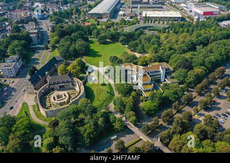 Muelheim an der Ruhr, région de la Ruhr, Rhénanie-du-Nord-Westphalie, Allemagne - Parc MueGa avec le château de Broich, la construction du centre d'éducation pour adultes (VHS) et à l'arrière de la Ruhr Ringlokschuppen, aujourd'hui le lieu, Muelheims Garten an der Ruhr. Banque D'Images