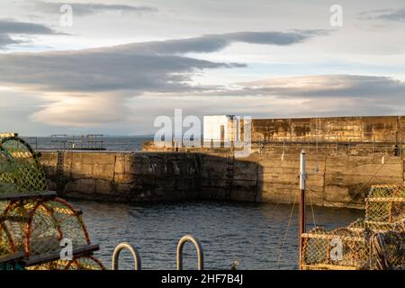 HOPEMAN, MORAY, ÉCOSSE - 10 JANVIER 2022 : le 10 janvier, on peut voir le Creel Fishing Tackle sur les jetées du port de Hopem, an, Moray, Écosse Banque D'Images