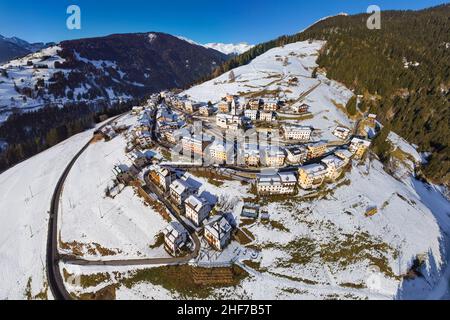 Italie, Vénétie, Belluno, San Nicolo di Comelico, le village de Costa avec maisons et petite église, Dolomites Banque D'Images