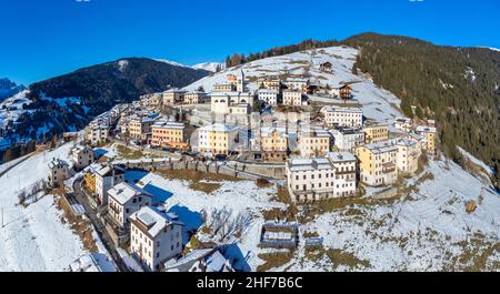 Italie, Vénétie, Belluno, San Nicolo di Comelico, le village de Costa avec maisons et petite église, Dolomites Banque D'Images