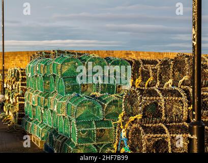 HOPEMAN, MORAY, ÉCOSSE - 10 JANVIER 2022 : le 10 janvier, on peut voir le Creel Fishing Tackle sur les jetées du port de Hopem, an, Moray, Écosse Banque D'Images