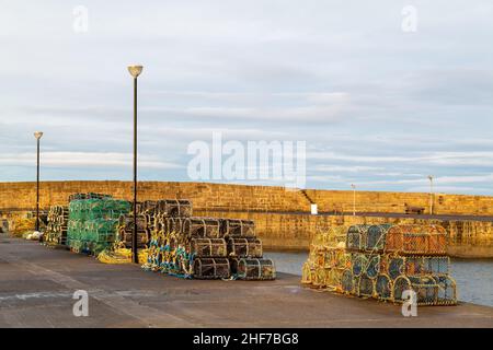 HOPEMAN, MORAY, ÉCOSSE - 10 JANVIER 2022 : le 10 janvier, on peut voir le Creel Fishing Tackle sur les jetées du port de Hopem, an, Moray, Écosse Banque D'Images