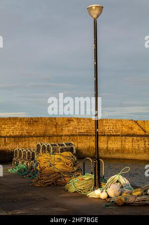 HOPEMAN, MORAY, ÉCOSSE - 10 JANVIER 2022 : le 10 janvier, on peut voir le Creel Fishing Tackle sur les jetées du port de Hopem, an, Moray, Écosse Banque D'Images