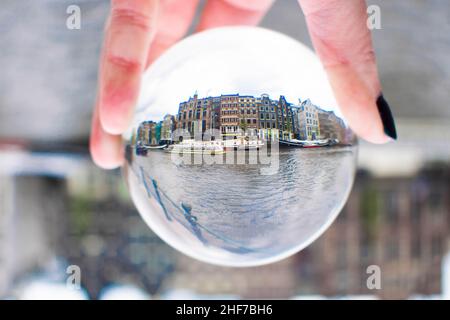 Amsterdam, Hollande, pays-Bas - 6th mai 2019 : jolies maisons panoramiques sur la rive du canal dans le centre-ville d'Amsterdam Banque D'Images