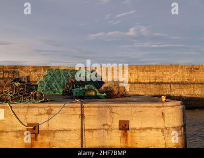 HOPEMAN, MORAY, ÉCOSSE - 10 JANVIER 2022 : le 10 janvier, on peut voir le Creel Fishing Tackle sur les jetées du port de Hopem, an, Moray, Écosse Banque D'Images