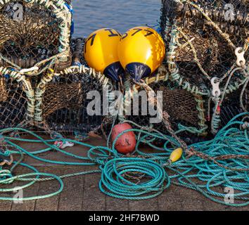 HOPEMAN, MORAY, ÉCOSSE - 10 JANVIER 2022 : le 10 janvier, on peut voir le Creel Fishing Tackle sur les jetées du port de Hopem, an, Moray, Écosse Banque D'Images