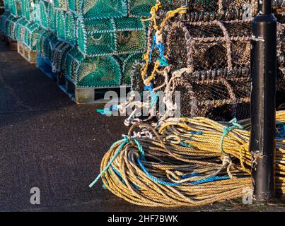 HOPEMAN, MORAY, ÉCOSSE - 10 JANVIER 2022 : le 10 janvier, on peut voir le Creel Fishing Tackle sur les jetées du port de Hopem, an, Moray, Écosse Banque D'Images