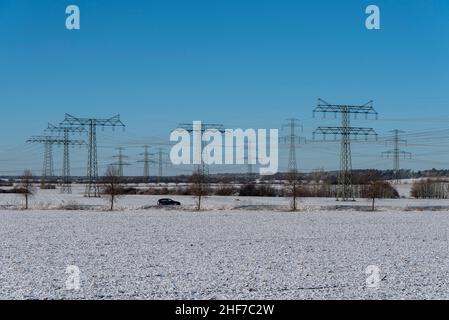 Allemagne, Saxe-Anhalt, pylônes de courant lourd, paysage d'hiver Banque D'Images